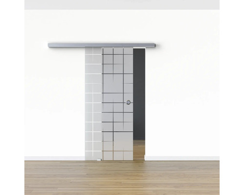 Glastür mit Gittermuster in einem hellen Raum.