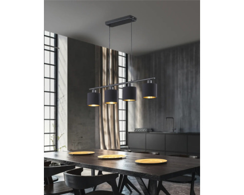 Suspension avec quatre abat-jour au-dessus d''une table à manger dans une salle à manger