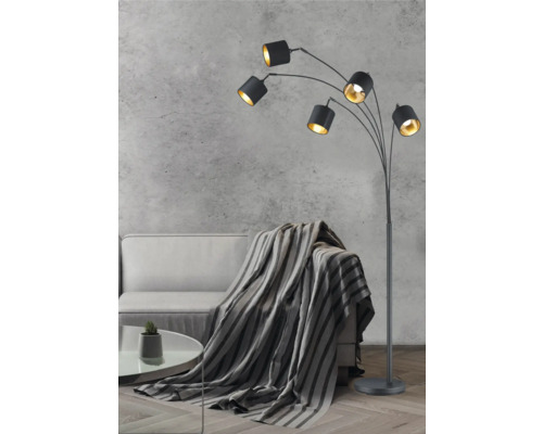 Stehlampe mit fünf Leuchten in einem Wohnzimmer