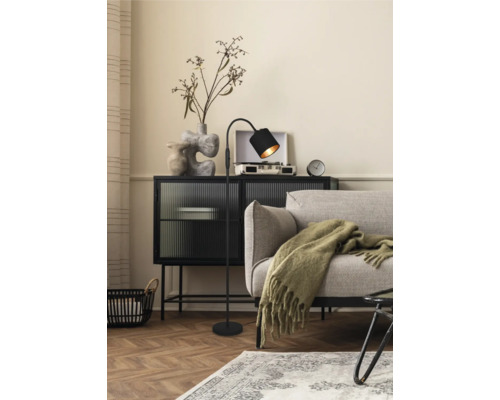 Wohnzimmer mit Stehlampe, Kommode, Sofa und Dekoration