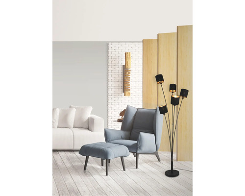 Salon avec canapé, fauteuil, repose-pieds et lampadaire