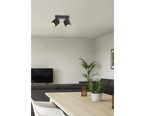 Deckenleuchte mit zwei Lampenschirmen im Wohnzimmer.