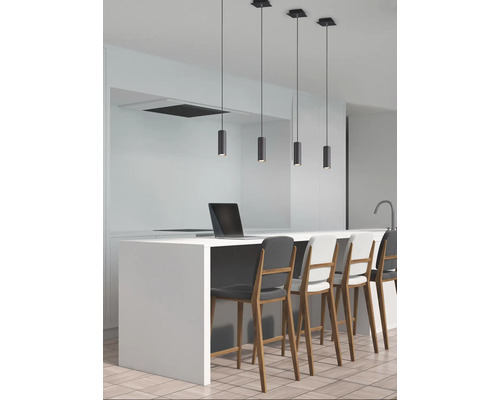 Cuisine moderne avec îlot de cuisson, tabourets de bar et suspensions