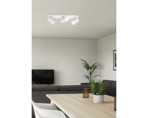 Plafonnier avec trois spots dans un salon.