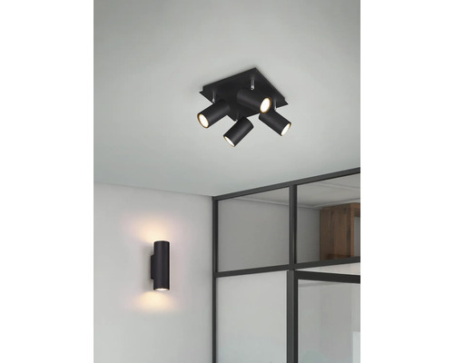 Deckenleuchte mit vier Strahlern im Innenraum