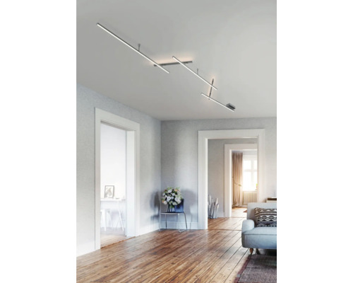 Modernes Wohnzimmer mit linearem Deckenstrahler und Holzboden
