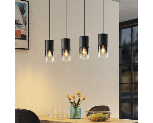 Suspension avec quatre lampes en bois et verre au-dessus d''une table