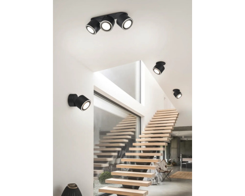 Szene mit Deckenleuchten und Wandleuchten in einem Haus mit Treppe