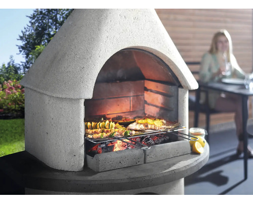 Barbecue en maçonnerie avec des aliments sur la grille dans une scène de jardin