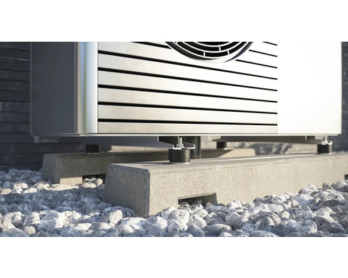 Detailaufnahme einer Wärmepumpe auf Betonsockel mit Steinuntergrund