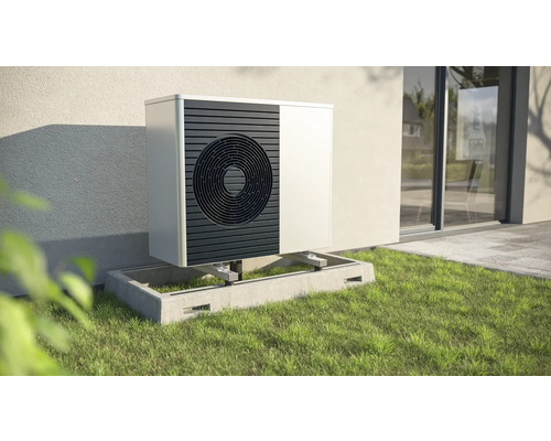 Aussenwärmepumpe auf Betonfundament im Garten