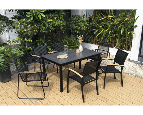 Scène de jardin avec table à manger et huit chaises sur une terrasse