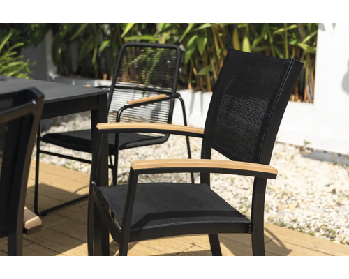 Scène de jardin avec des chaises en métal et en bois