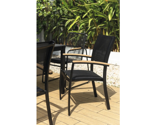 Fauteuil de jardin noir avec accoudoirs en bois sur une terrasse