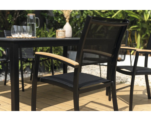 Table de jardin avec chaises en métal et accoudoirs en bois