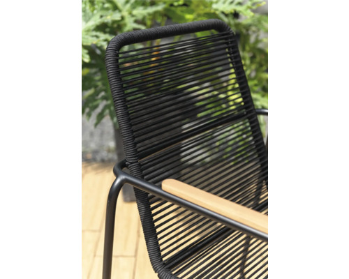 Gros plan d''une chaise de jardin noire avec accoudoir