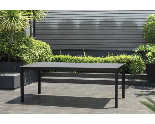 Gartentisch im Aussenbereich mit Pflanzen