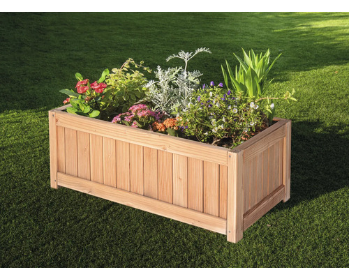 Jardinière en bois avec diverses plantes dans le jardin