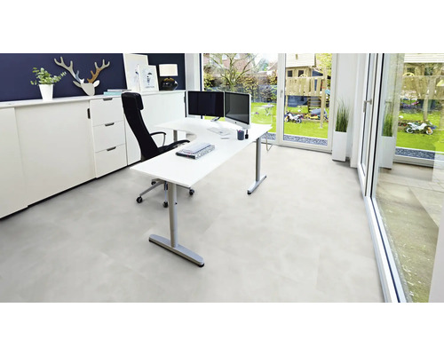 Modernes Büro mit hellem Bodenbelag, Schreibtisch und Büromöbeln.