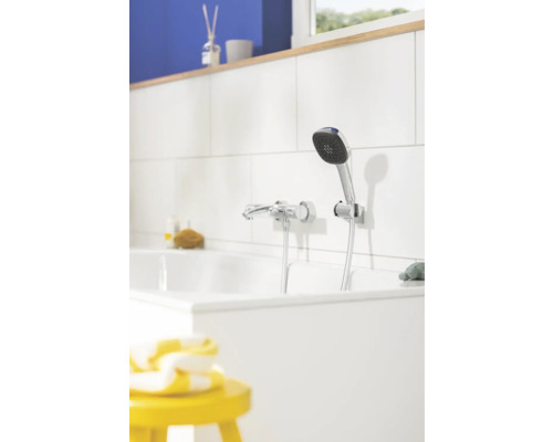 Photo d''une salle de bains avec baignoire, robinetterie et douchette