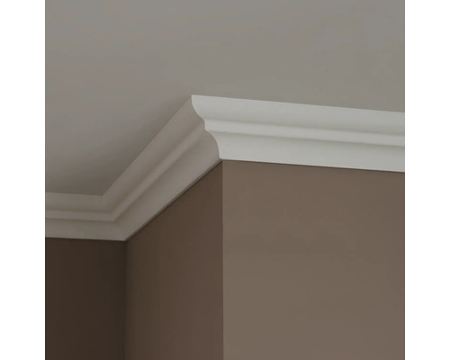 Vue d''angle d''une moulure de plafond dans une pièce.