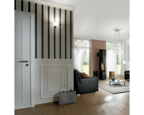 Salon avec poêle à bois, porte, lampe et papier peint rayé