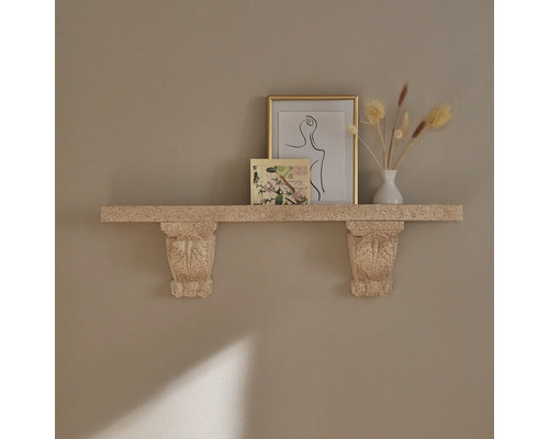 Dekoratives Wandregal mit Ornamenten an der Wand