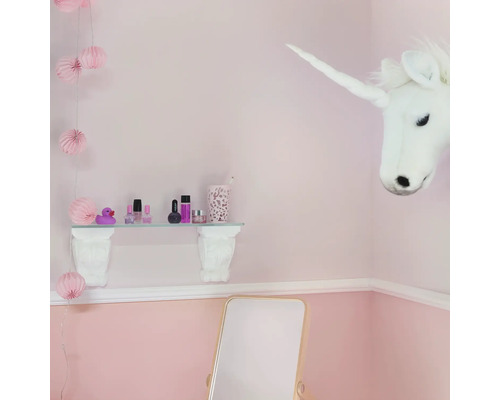 Rosa Kinderzimmer mit Einhornkopf, Regal mit Kosmetikprodukten und Spiegel.