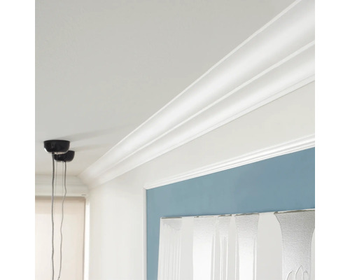 Zimmer mit Zierleisten an Decke und Wand