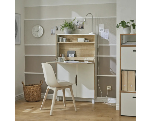 Bureau moderne avec secrétaire, chaise et meubles de rangement en décor bois clair et blanc