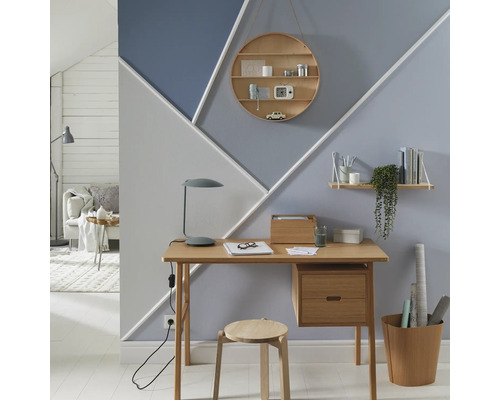 Bureau avec bureau, chaise et mur de conception géométrique