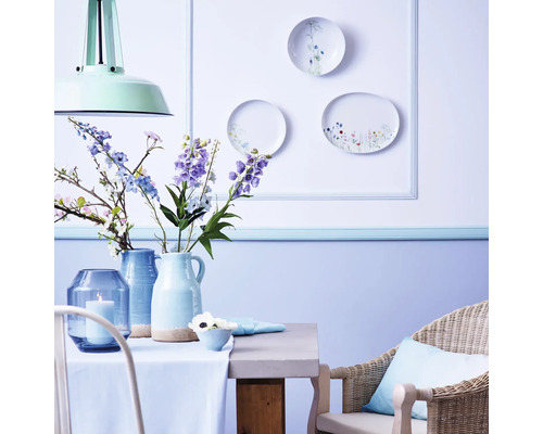 Salle à manger décorative avec table, chaise, vases, fleurs et décoration murale