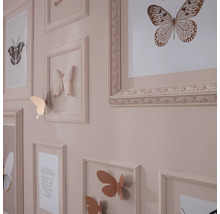 Wanddekoration mit Bilderrahmen und Schmetterlingsmotiven
