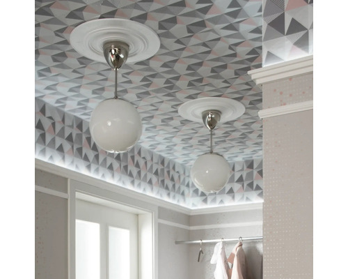Deux plafonniers avec papier peint géométrique dans la pièce.