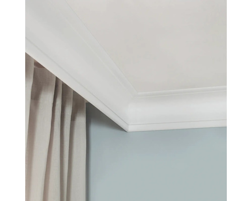 Coin d''une pièce avec moulure décorative au plafond