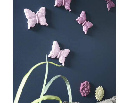 Décoration murale avec des papillons et des figurines de fleurs