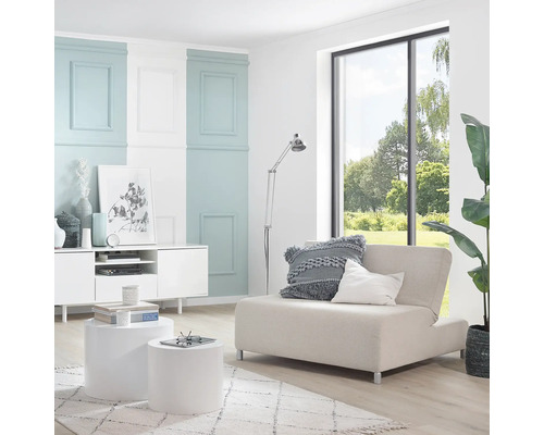 Salon avec fauteuil, table basse et commode dans un design clair et moderne.