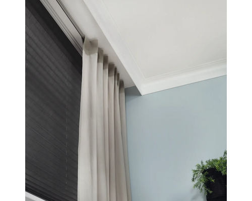 Coin de pièce avec rideau, tringle à rideau et store plissé