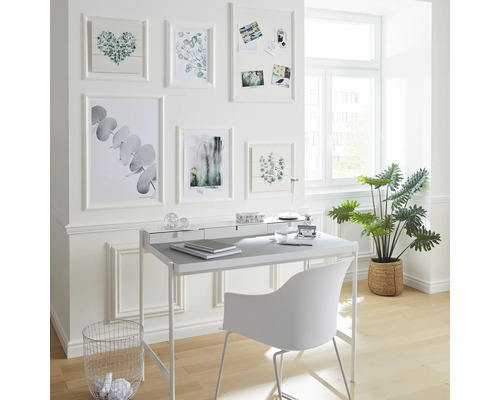Bureau lumineux avec bureau, chaise, plante d''intérieur et cadres au mur
