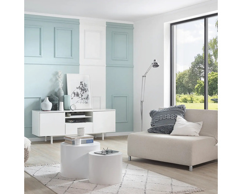 Salon avec meuble média blanc, table basse et canapé devant une fenêtre