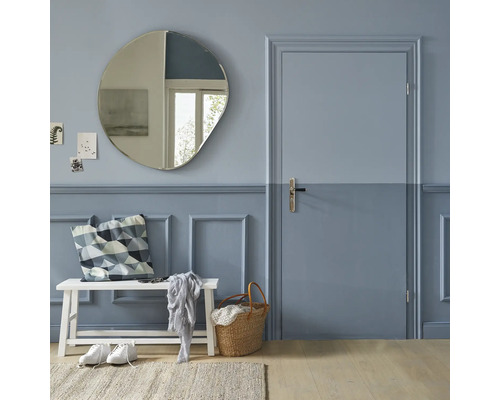 Espace d''entrée avec miroir, banc et porte dans une maison