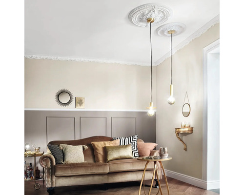 Salon avec canapé, table d''appoint et suspensions sous rosaces de stuc