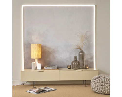 Salon avec meuble bas, lampe, décoration et panneau mural lumineux