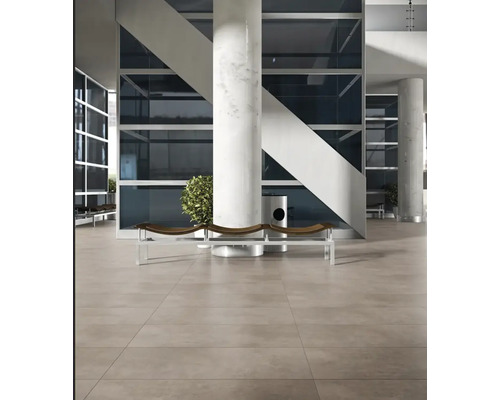 Intérieur avec carrelage au sol, banc et piliers