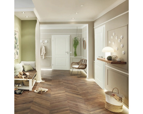 Eingangsbereich mit Garderobe, Sitzbank, Spiegel und Holzboden