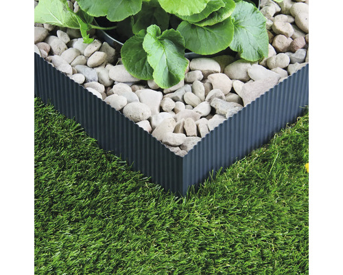 Jardin avec pelouse et bordure de parterre en métal