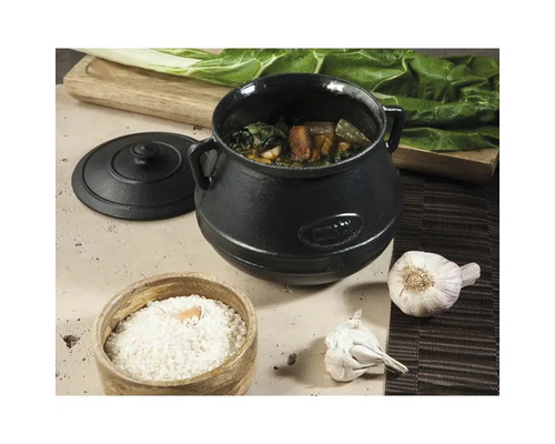 Schwarzer Kochtopf mit Deckel, Reis, Knoblauch und Mangold