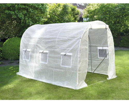 Serre sur une pelouse dans le jardin