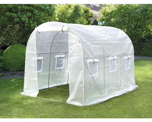 Serre tunnel sur pelouse