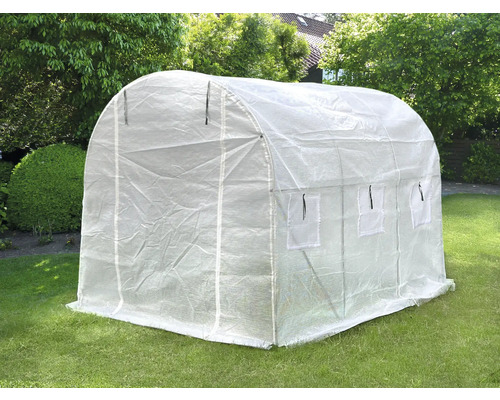 Serre tunnel en plastique sur une pelouse dans le jardin.